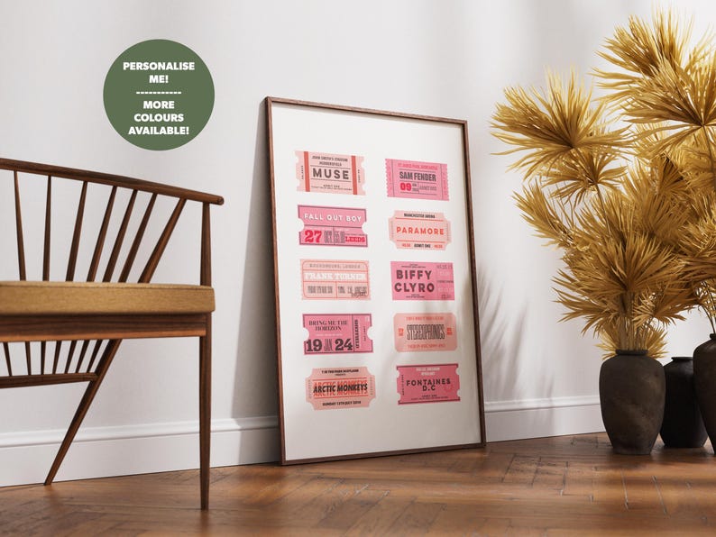 K&ouml;nnte beinhalten: Ein rosa-wei&szlig;er druckbarer Wandkunstdruck mit einer Sammlung von Konzertkarten mit Bandnamen wie Muse, Fall Out Boy, Paramore, Biffy Clyro, Arctic Monkeys und Fontaines D.C.