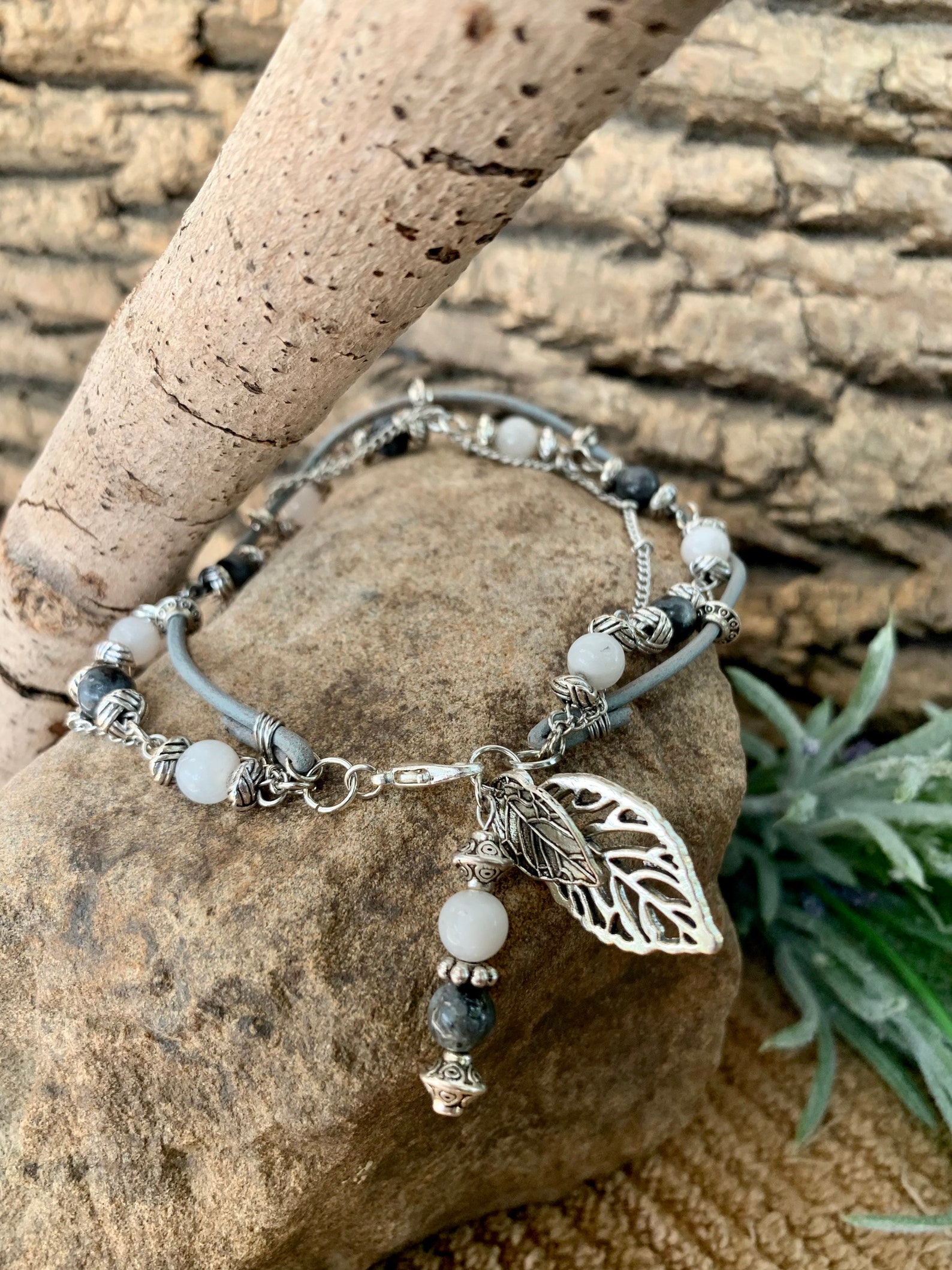 Graues und silbernes Armband mit Blatt-Baumeln | Etsy