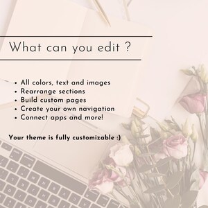Op de afbeelding: Een laptoptoetsenbord, notitieblok en pen zijn gerangschikt op een lichtgekleurd oppervlak. De tekst "What can you edit?" wordt weergegeven boven een lijst met aanpassingsopties. Een boeket roze en witte rozen voegt een bloemig tintje toe.
