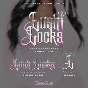 Op de afbeelding: Een logo-ontwerpset voor Lush Locks Hair Extensions met een hoofdlogo met gestileerde metalen letters en een roze schaarpictogram, een alternatief logo en een cirkelvormig submerk met de initialen LL op een grijze achtergrond.