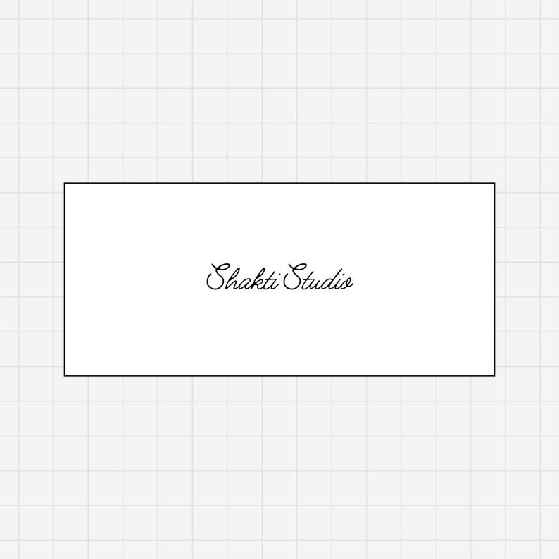 Pode incluir: Uma etiqueta retangular branca com uma borda preta fina apresentando o texto Shakti Studio escrito em uma fonte cursiva preta, centralizado na etiqueta contra um fundo de padr&atilde;o de grade cinza claro.