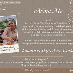 Pu&ograve; includere: Una donna sorride in una foto con il testo "Heyy! I'm Monisha. I love Coding and good food!" Il testo "About Me" &egrave; in un grande font nella parte superiore dell'immagine. Il testo sotto descrive l'esperienza della donna come partner Shopify e web designer. Il testo dice anche "Launch in Days. Not Months."