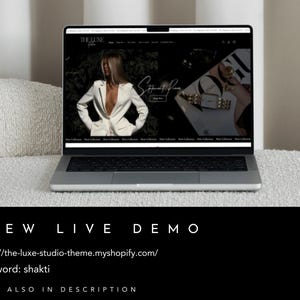 Puede incluir: Un ordenador port&aacute;til que muestra un sitio web para "The June" con una modelo que lleva una chaqueta blanca y el texto "Shop Now".