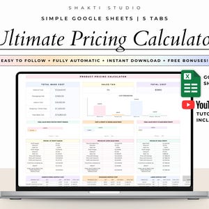 Könnte beinhalten: Eine digitale Produktanzeige des Ultimate Pricing Calculator für Google Sheets von Shakti Studio. Der Bildschirm zeigt eine Tabellenkalkulation mit fünf Reitern, die Tabellen für Basiskosten, Umsatzsteuer, Gewinnspannen und monatliche Fertigungskosten enthält.