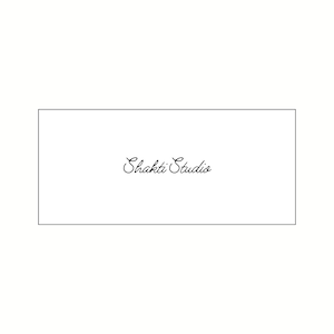 Op de afbeelding: Een witte rechthoekige kaart met de woorden "Shakti Studio" geschreven in elegant, cursief zwart schrift. De tekst is gecentreerd in de kaart, die is omlijnd door een dunne zwarte rand.