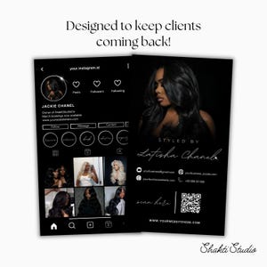 K&ouml;nnte beinhalten: Schwarz-wei&szlig;es Visitenkartendesign mit einem Frauenportr&auml;t und Social-Media-Symbolen. Die Karte enth&auml;lt den Text "Styled by Latisha Chanel" und einen QR-Code. Der Hintergrund ist schwarz mit wei&szlig;em Text.