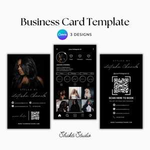 K&ouml;nnte beinhalten: Schwarze Visitenkarten-Vorlage mit drei Designs. Die Karten zeigen ein Frauenportr&auml;t, Instagram-Profil-Mockups und einen QR-Code. Der Text enth&auml;lt "Styled by Latisha Chanel" und "Scan here to book."