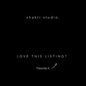 以下が含まれることがあります： 黒い背景に白い文字。「shakti studio」と書かれています。その下に「LOVE THIS LISTING?」という文字があり、「Favorite it」と矢印が続いています。