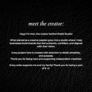 K&ouml;nnte beinhalten: Schwarzer Hintergrund mit dem Text "meet the creator:" und einer Nachricht von Mon, dem Sch&ouml;pfer von Shakti Studio, die die Mission des Studios beschreibt, Unternehmen beim Aufbau von Marken zu helfen.