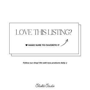 Op de afbeelding: Witte achtergrond met een rechthoekige kaart met de tekst "LOVE THIS LISTING?" met een pijl omhoog. Daaronder staat "MAKE SURE TO FAVORITE IT" en "Follow our shop! We add new products daily :) ". De shopnaam "Shakti Studio" staat onderaan.