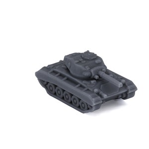 Può includere: Un carro armato giocattolo in plastica grigia con una torretta e ruote dettagliate. Il carro armato è un modello in miniatura di un veicolo militare.