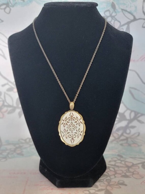 Carolina herrera necklace deals