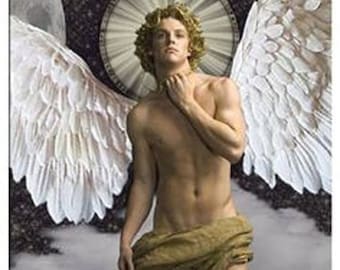 Puede incluir: Una pintura de una figura alada con un halo dorado, de pie con una tela blanca drapeada alrededor de su cintura. La figura tiene una construcción muscular y mira directamente al espectador. El fondo es azul oscuro con estrellas.