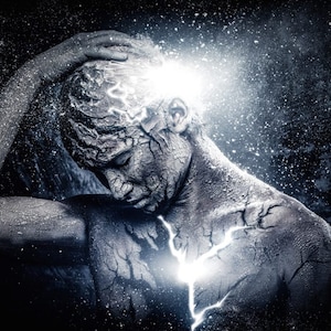 Może przedstawiać: Cyfrowe dzieło sztuki przedstawiające osobę z efektem spękanej, teksturowanej skóry. Jasne światło emanuje z głowy i klatki piersiowej, na ciemnym tle z błyszczącymi cząsteczkami. Osoba jest w zamyślonej pozie.