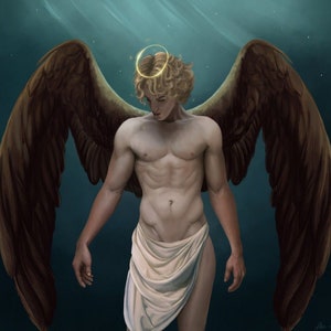 Könnte beinhalten: Eine geflügelte Figur mit einem Heiligenschein, die ein weißes Tuch um die Taille trägt. Die Figur hat einen muskulösen Körperbau und ist vor einem dunkelblauen Hintergrund dargestellt.