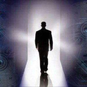 Puede incluir: Una silueta de una persona caminando hacia una luz brillante, con un patrón abstracto azul y blanco a cada lado de la imagen.