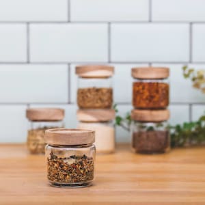 6er Set Gewürzgläser mit Holzdeckel 150ml Mini Vorratsdosen aus Glas f. Gewürzregale, Küchenschränke, Aufbewahrung & Vorratshaltung Bild 1