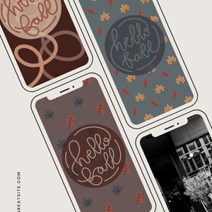 Op de afbeelding: Vier verschillende telefoonachtergronden met de tekst "hello fall" in een cirkel. De achtergronden hebben verschillende herfstthema's, waaronder bladeren en swirls.