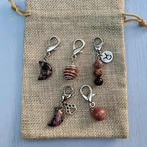 Amuleto de rodonita para mascotas / Piedra natal de Tauro / Amuleto de cristal para mascotas / Cristales para gatos / Cristales para perros / Amuleto de cristal de luna / Cristales para gatos