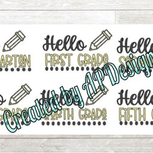 Pode incluir: Seis designs imprimíveis para crianças em idade escolar. Cada design apresenta um lápis e o texto "Hello" seguido do nível de série: Jardim de Infância, Primeiro Ano, Segundo Ano, Terceiro Ano, Quarto Ano e Quinto Ano.