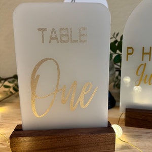 Modern Acrylic Wedding Table Number Sign: Vinyl Detail