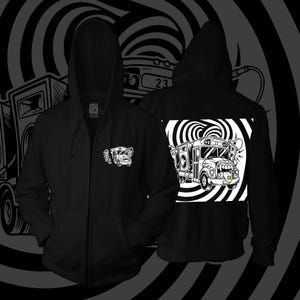 Pode incluir: Casaco preto com capuz e zíper com gráficos de ônibus de desenho animado brancos. A parte de trás apresenta um gráfico de ônibus em um fundo espiral em preto e branco. A frente tem um gráfico de ônibus menor.