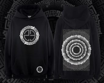 Puede incluir: Sudadera con capucha negra con un diseño circular blanco y gris en la parte delantera y trasera. El diseño frontal presenta un emblema estilizado, mientras que la parte trasera muestra un patrón de laberinto concéntrico. La sudadera tiene un bolsillo delantero y una capucha.