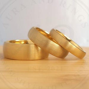 Alianza de boda de tungsteno dorado, anillo de tungsteno de oro amarillo para hombre y mujer, aniversario, compromiso, anillo de oro cepillado mate, talla media de 4 mm, 6 mm y 8 mm.