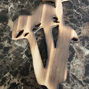 Può includere: Decorazione in legno a forma di fungo con un design a bordi bruciati. Il legno ha una venatura naturale ed è tagliato con diverse aperture. Il fungo ha un gambo e un cappello.