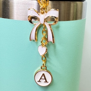 Dijes de esmalte con letras blancas de la A a la Z para asas de vasos Stanley: Quencher, regalo para ella, Olivia Rodrigo, regalo para niña, Swiftie