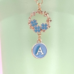 Dije para vaso con corona de flores esmaltadas: elegante accesorio para la Copa Stanley, con lazo y corazón de cadena dorada, regalo para ella. Olivia Rodrigo