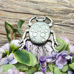 Estaca de jardín de cerámica estriada con pomo floral, decoración de jardín con flores moradas, acento natural reciclado