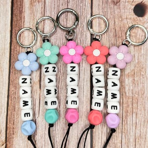 Llavero con nombre personalizable: llavero personalizado con cuentas de flores verde azulado y letras de silicona.