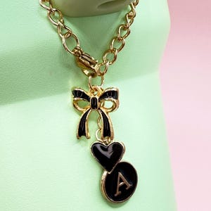 Dije de vaso con inicial personalizada, cadena con lazo y corazón, letra esmaltada personalizada, taza Stanley, regalo elegante para ella (6 colores) Olivia Rodrigo