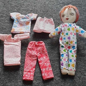 Handgemaakte lappenpop van 9 inch met kleding: handgemaakt speelgoed
