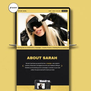 Può includere: Un laptop mostra un sito web con la foto di una persona con occhiali e guanti neri. L'intestazione del sito web recita "STAR GIRL" e include il logo Showit. La pagina presenta un testo su Sarah e una foto di una fotocamera.