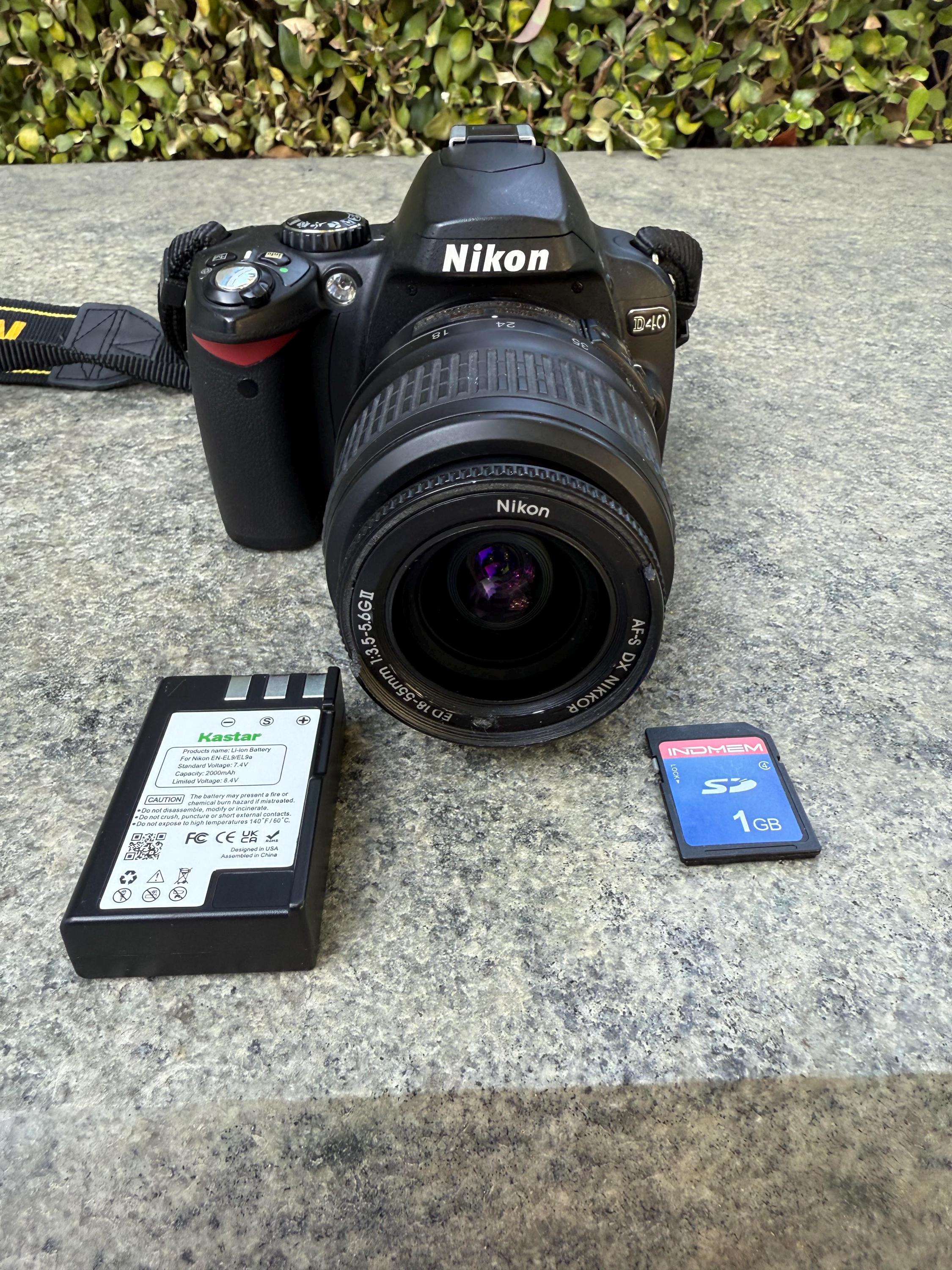 Nikon D40 DSLR Camera Nikkor Af-s Dx 18-55mm F/3.5-5.6g II