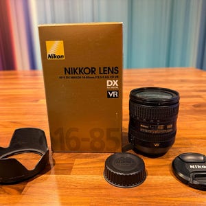 Nikon AF-S DX NIKKOR 16-85mm F/3.5-5.6 G Ed Vr Lens W Caps Near