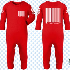 Puede incluir: Mono rojo para bebé con diseño de código de barras en la parte delantera y trasera. El mono tiene mangas largas y cuello redondo. Gráficos blancos en las mangas. Se muestran monos adicionales en rosa, azul, blanco y negro.