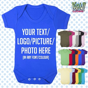 カスタマイズ パーソナライズ BABY GROW ボディスーツ スリープベスト ロンパース ギフト - 新生児から 2～3 歳まで - 独自のテキスト/ロゴ/写真をお選びいただけます - 18 色 - 綿 100%