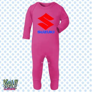 Mono de dormir para bebé, diseño de motocicleta Suzuki, motociclista, motociclista, superbikes clásicas, MotoGP, regalo para recién nacido, 0-3 meses, 3-6 meses, 6-12 meses, 10 colores, 100 % algodón. Dark Pink/Cerise