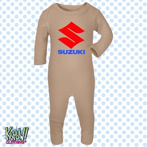 Mono de dormir para bebé, diseño de motocicleta Suzuki, motociclista, motociclista, superbikes clásicas, MotoGP, regalo para recién nacido, 0-3 meses, 3-6 meses, 6-12 meses, 10 colores, 100 % algodón. Warm Taupe