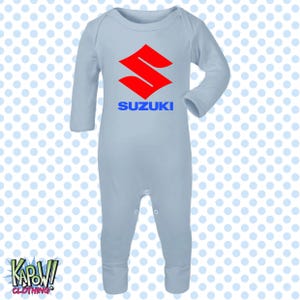 Mono de dormir para bebé, diseño de motocicleta Suzuki, motociclista, motociclista, superbikes clásicas, MotoGP, regalo para recién nacido, 0-3 meses, 3-6 meses, 6-12 meses, 10 colores, 100 % algodón. Dusty Blue