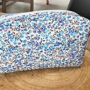 Large quilted toiletry bag image 6