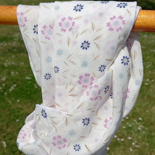 Foulard fleuri fin mi saison