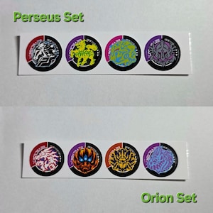 Pu&ograve; includere: Due serie di adesivi circolari, etichettati "Perseus Set" e "Orion Set". Ogni serie contiene quattro adesivi con disegni colorati e dettagliati. Gli adesivi presentano varie immagini stilizzate e il testo "BEYBLADE."