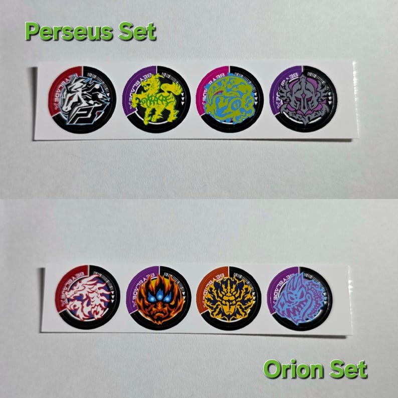 Pu&ograve; includere: Due serie di adesivi circolari, etichettati "Perseus Set" e "Orion Set". Ogni serie contiene quattro adesivi con disegni colorati e dettagliati. Gli adesivi presentano varie immagini stilizzate e il testo "BEYBLADE."