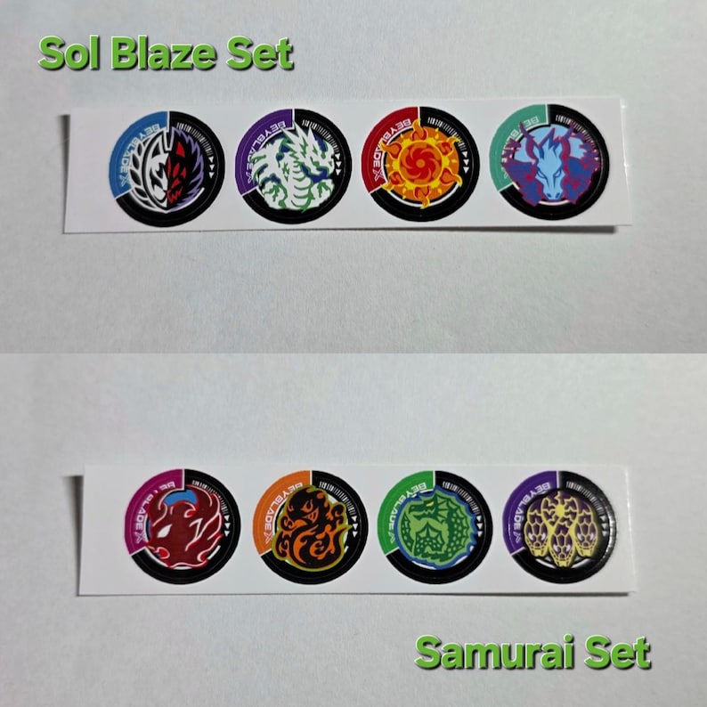 Pu&ograve; includere: Due serie di adesivi circolari. Il set superiore, etichettato "Sol Blaze Set", presenta quattro adesivi con vari disegni in blu, viola, rosso e verde acqua. Il set inferiore, etichettato "Samurai Set", ha quattro adesivi con disegni in rosa, arancione, verde e viola.