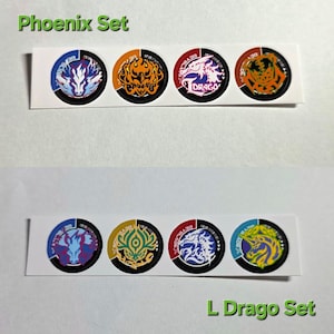 Pu&ograve; includere: Due serie di adesivi circolari su carta bianca. Il set superiore, etichettato "Phoenix Set", presenta quattro disegni a tema fenice. Il set inferiore, etichettato "L Drago Set", presenta anche quattro disegni circolari con varie illustrazioni.