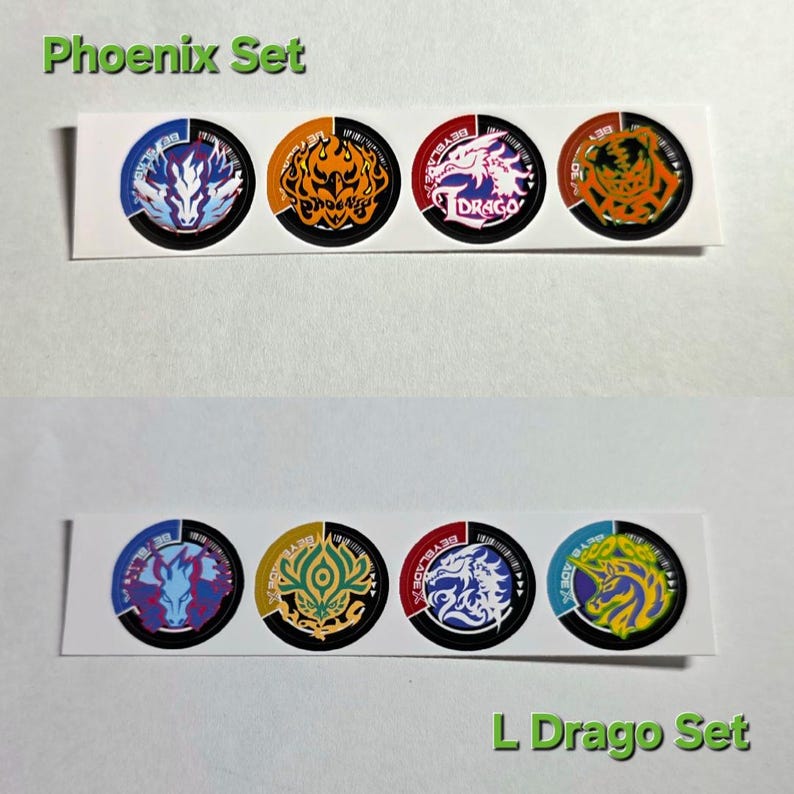 Pu&ograve; includere: Due serie di adesivi circolari su carta bianca. Il set superiore, etichettato "Phoenix Set", presenta quattro disegni a tema fenice. Il set inferiore, etichettato "L Drago Set", presenta anche quattro disegni circolari con varie illustrazioni.